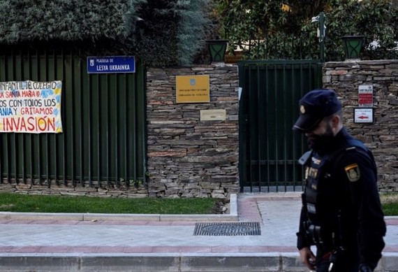 一名警員在烏克蘭駐西班牙馬德里大使館外駐守。（圖：AFP）