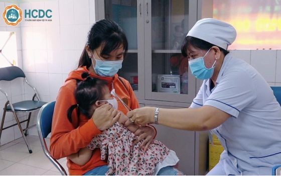 一名小女孩在接種疫苗。（圖：HCDC）