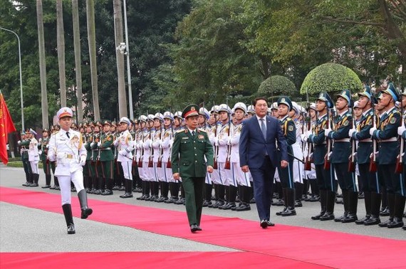 國防部長潘文江大將（中）與蒙古國國防部長賽汗巴亞爾檢閱儀仗隊。（圖：越通社）