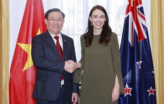 國會主席王廷惠（左）同新西蘭總理阿德恩合影。（圖：越通社）