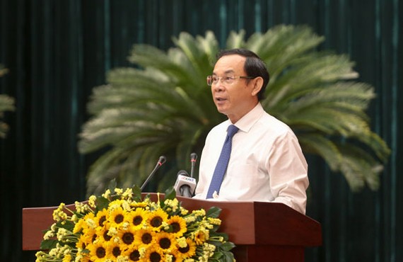 黨中央政治局委員、市委書記阮文年在會上致詞。