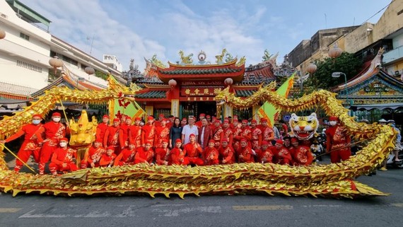 越南周館仁義堂龍獅團參加國際舞龍舞獅網絡大賽奪得一等獎。