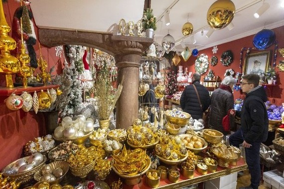 2022年12月6日，在瑞士巴塞爾，世界上最大的手工聖誕飾品生產商Johann Wanner的聖誕屋商店展示了聖誕裝飾道具。（圖：路透社）