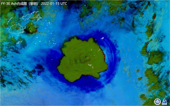 這是中國氣象局提供的1月15日風雲三號E星多通道合成圖。圖中顯示，湯加火山噴發時形成的火山灰蘑菇雲紋理結構清晰可見，形成直徑近500公里的繖形雲團，繖形雲團周邊出現環狀的衝擊波，向四周擴散。新華社發（中國氣象局供圖）