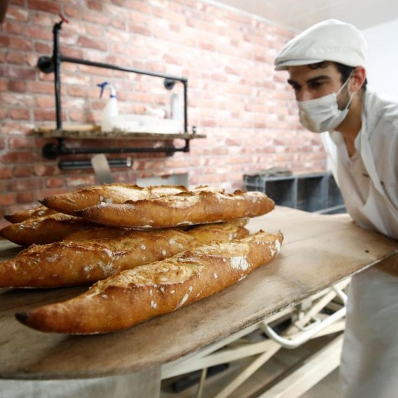 師傅在製作法國長棍麵包。