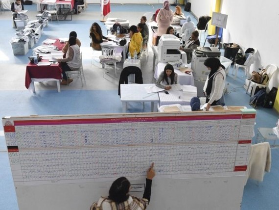 票站人員在選舉結束後點票。（圖：AFP）