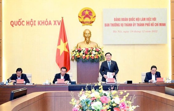 國會主席王廷惠（右二）主持會議。（圖：越通社）