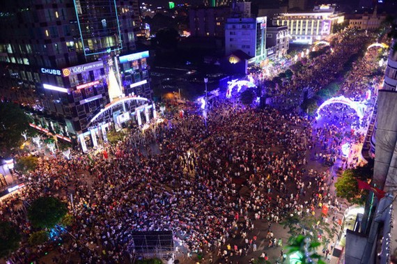 阮惠步行街上組織的跨年倒數活動吸引上萬人齊聚迎新年。（圖：光定）