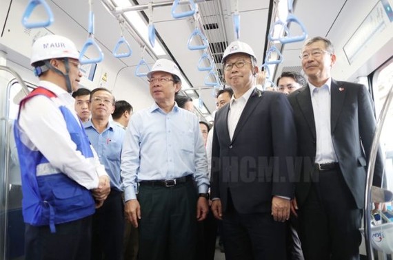市領導與日本代表乘坐濱城-仙泉地鐵1號線。（圖L市黨部新聞網）