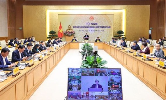 政府總理范明政主持推動吸引來越國際遊客會議。（圖：VGP）