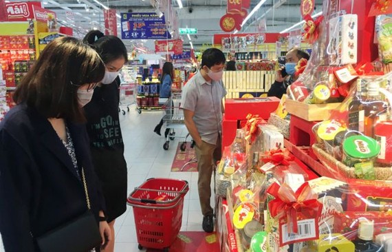 消費者在超市選購春貨。