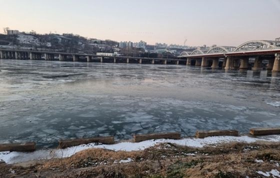 漢江江面出現封凍現象。