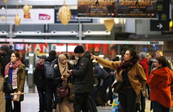 2022 年12月23日，乘客在法國巴黎的 Gare Saint Lazare 火車站查看信息面板。（圖：新華社）