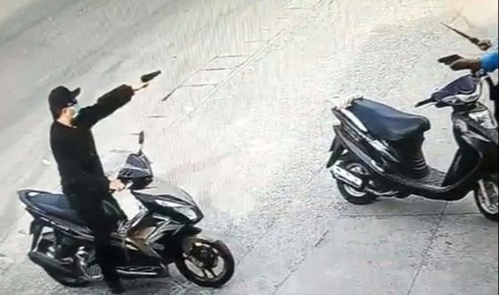 監控視頻錄下劫匪持槍打劫銀行後騎上摩托車逃脫的畫面。（圖：視頻截圖） 