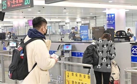 中國1月8日起取消入境核酸檢測。（圖：澎湃）