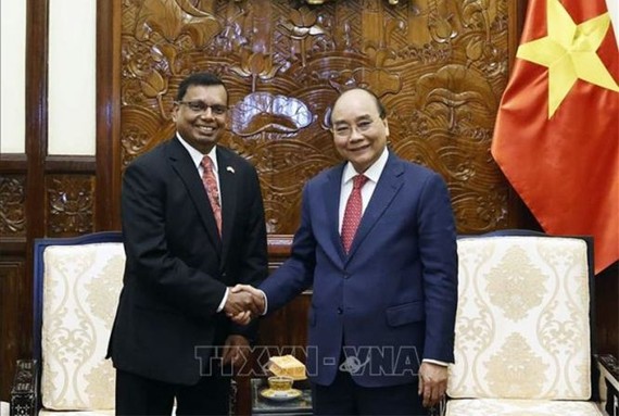 國家主席阮春福（右）接見斯里蘭卡駐越南大使普拉薩納‧加馬吉。（圖：越通社）