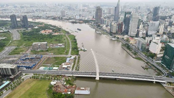 流经本市中心的一段西贡河。