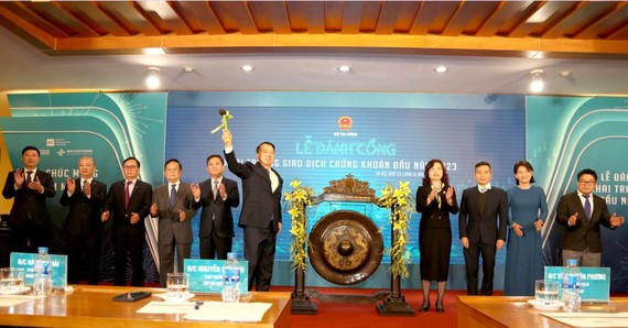 财政部副部长阮德芝为2023新年首日证券交易敲锣开市。