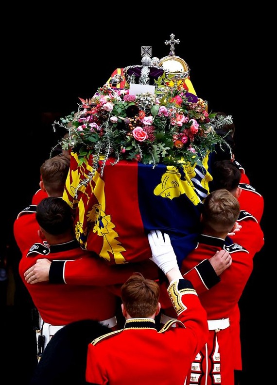 2022年9月19日，英国温莎城堡的圣乔治礼拜堂，英国伊丽莎白二世女王的棺材上面放着皇冠。（图：互联网）