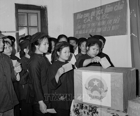 77年前(1946.1.6-2023. 1.6)，响应胡志明主席的呼吁，在兴高采烈氛围下，全体越南人民，不分男女老少已兴奋进行信任投票，选出其代表人进入国会越南民主共和国。（资料图：越通社）