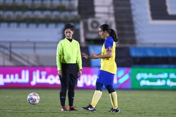 阿斯马里（左）在2018年开始了她的裁判生涯。（图：沙特公报）