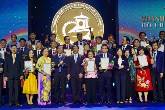 市人委会主席潘文迈（前左四）与荣获“金品牌”奖项单位合照。（图：西贡经济杂志）