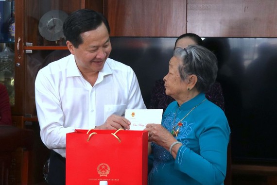 政府副总理黎明概（左）殷勤慰问越南英雄母亲阮金梅并赠送春节礼物。