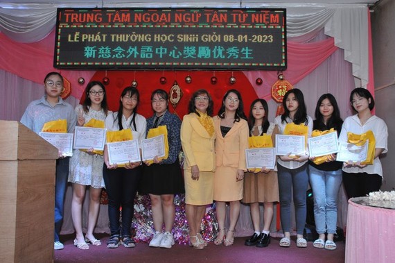 陆燕湄董事长、卢佩攸校长给学生颁发证书。