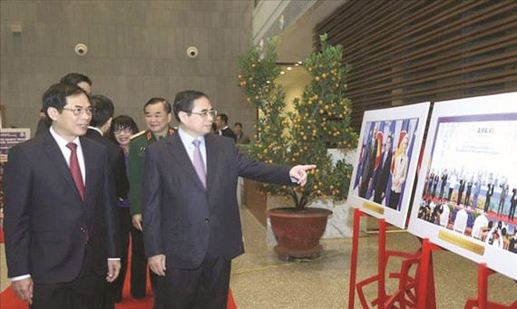 政府总理范明政参观外交部门图片展。