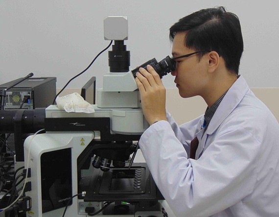 市肿瘤医院阮辉盛医生使用现代设备分析癌症患者的肿瘤。