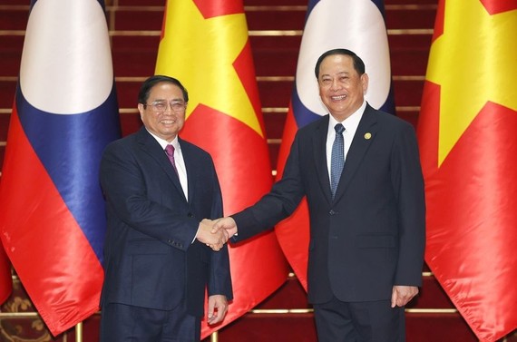 政府总理范明政和老挝政府总理宋赛‧西潘敦合照留念。（图：越通社）