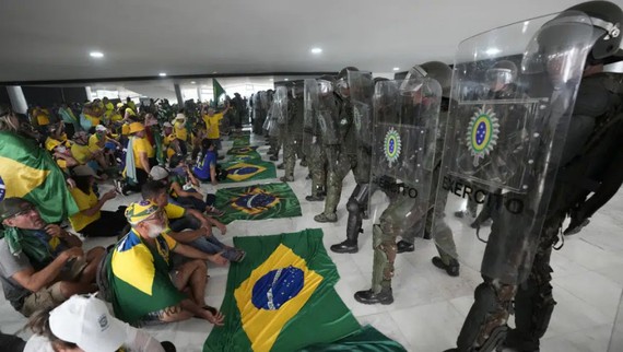 巴西激进分子衝击总统府与防暴警对峙。（图：AP）
