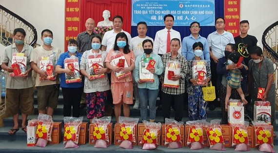 越南中国商会广东企业与报社领导向华人同胞送礼。
