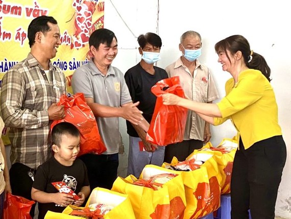 第三坊党委副书记范氏玉霜派发礼物予穷人。