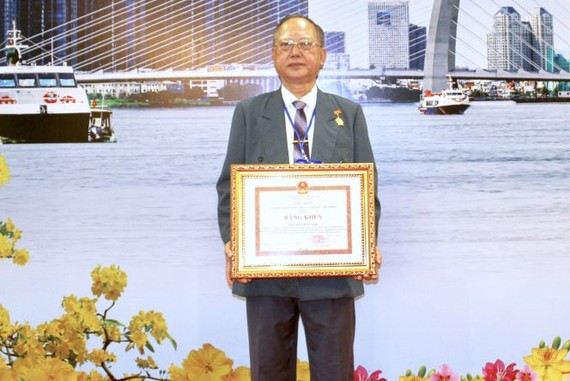 穗城会馆理事长卢耀南同时获得胡志明市徽章以及市人委会奖状。