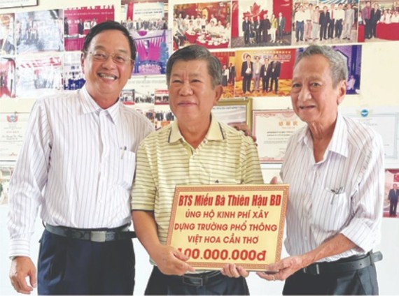 王永胜理事长（右）、陈永安副理事长向芹苴越华学校转赠经费1亿元。