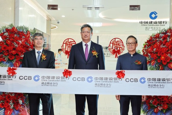 中国驻胡志明市总领事魏华祥出席中国建设银行胡志明市分行新营业办公区落成仪式。