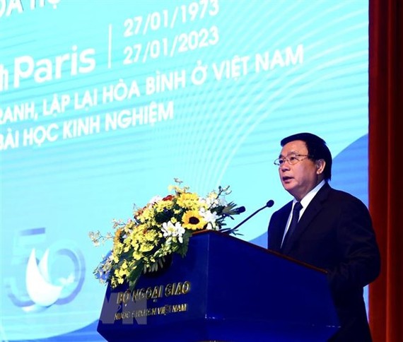 党中央政治局委员、中央理论委员会主席、胡志明国家政治学院院长阮春胜教授、博士在会上发表。