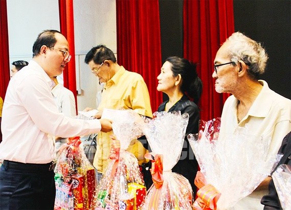 市委副书记阮胡海向少数民族贫困户赠送春节礼物。