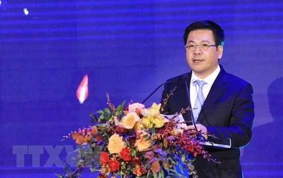党中央委员、工商部部长阮鸿延代表越南政府以在线形式致贺。