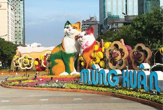 阮惠春花街造型可爱、生动的福猫塑像