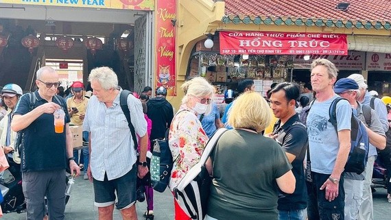 游客参观平西市场。