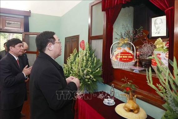 国会主席王廷惠在67号住房敬香缅怀胡志明主席。