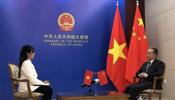中国驻越南大使熊波接受越通社记者专访。（图：越通社）