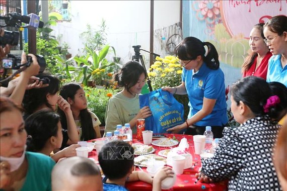 23日下午，市劳动联团主席陈氏妙翠向贫困劳动者拜年并赠送礼物。（图：越通社）