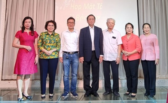 市越南祖国阵线委员会主席陈金燕(右二)与各领导向华企拜年。