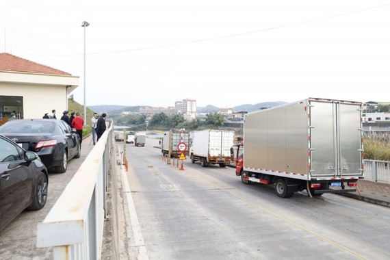 1月28日，开往中方的货车在海安临时浮桥附近等待通关。（图：广宁报）