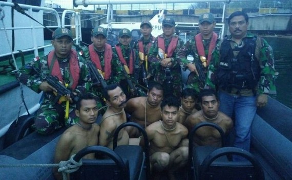 一伙疑似海盗被印尼海军西部舰队抓获。（图：印尼海军）