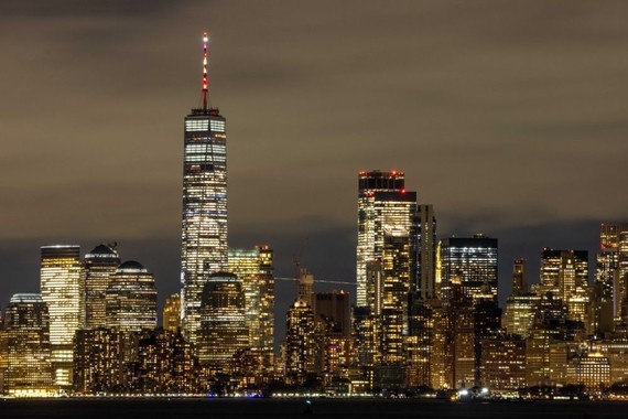 1月20日，美国纽约世贸中心一号楼塔顶亮起灯光。（图：新华社）