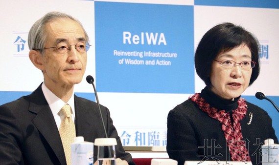 图为作为令和临调成员在东京出席记者会的经团联副会长平野信行（左）和日本综合研究所理事长翁百合。（图：共同社）